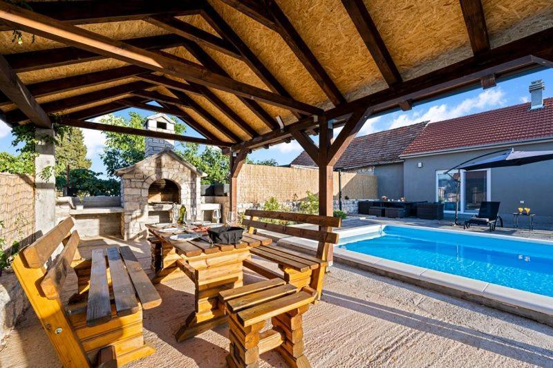 Siritovci Olive Tree House With Jacuzzi, Wifi And 40M2 Poolヴィラ エクステリア 写真