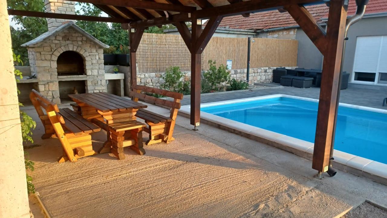 Siritovci Olive Tree House With Jacuzzi, Wifi And 40M2 Poolヴィラ エクステリア 写真